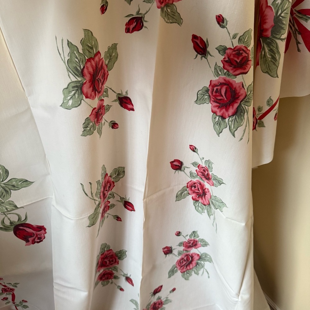 1960s Rose & Coquette Bow Cotton Tablecloth - Picture 4 of 11